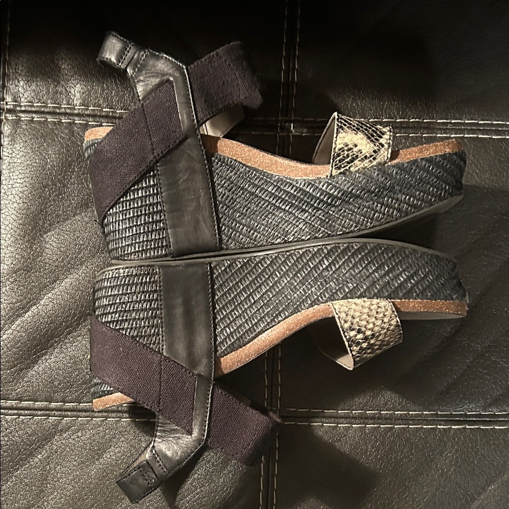 OTBT Bushnell Black and Snake Print Wedges 10M - Picture 3 of 6